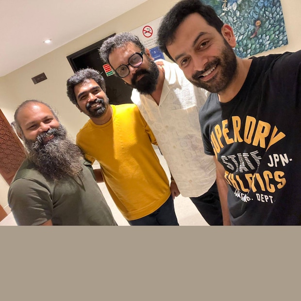  തിരിച്ചുപിടിച്ചാൽ, തെന്നിന്ത്യയുടെ ഭൂപടം കാണാം. വേണാടും മധുരയും തമ്മിലെ പോരട്ടം സൂചിപ്പിക്കാനാണിത്. സാധാരണ ഗതിയിൽ രണ്ടുകാലിൽ കുതിക്കാൻ നിൽക്കുന്ന കുതിരയല്ല ഇവിടെ. ഈ കുതിര തീർത്തും ശാന്തമായി നിൽക്കുകയാണ്. ഒരു ഉദ്യമത്തിലാണ് നായകൻ എന്ന സൂചനയും പോസ്റ്റർ പറയുന്നു