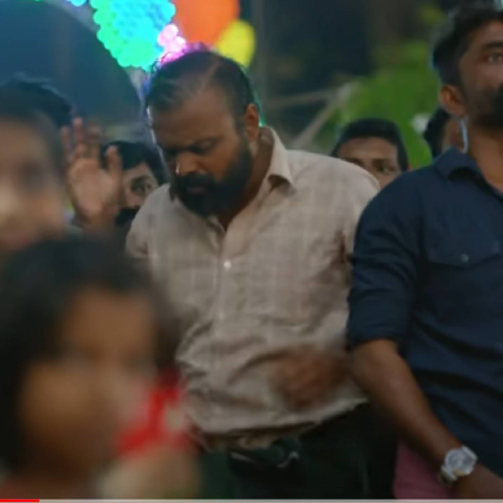  സംഗീത സംവിധായകൻ ഔസേപ്പച്ചൻ തന്നെ ചാക്കോച്ചനെ അഭിനന്ദിച്ച് രംഗത്തെത്തി. പാട്ട് യൂട്യൂബിൽ ഒന്നാം നമ്പറിൽ ട്രെൻഡ് ചെയ്യുകയുമാണ്