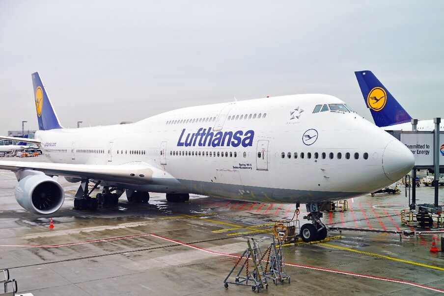  ബോയിങ് – 747-8-സിംഗിൾ ക്ലാസ് സിസ്റ്റത്തിൽ 700 യാത്രക്കാരെയാണ് ബോയിങ് – 747-8 വിമാനം ഉൾക്കൊള്ളുക. 2006ലാണ് ഈ വിമാനം ആദ്യമായി പറന്നത്. 2017ൽ എയർഫോഴ്സ് വണ്ണിന് വേണ്ടി സമാനമായ ഒരു വിമാനം കൂടി നിർമ്മിക്കാൻ ആവശ്യപ്പെട്ടിട്ടുണ്ട്. അമേരിക്കൻ പ്രസിഡൻറിൻെറ ഔദ്യോഗിക യാത്രകളുടെ ചുമതല ഇവർക്കാണ്. 2024ൽ ഈ വിമാനം പുറത്തിറങ്ങുമെന്നാണ് പ്രതീക്ഷിക്കുന്നത്. 2006ൽ ലുഫ്താൻസ എയർലൈൻസാണ് ആദ്യമായി ഈ വിമാനം ഓർഡർ ചെയ്തത്. അവർക്ക് കീഴിലാണ് ആദ്യം പറന്നുയർന്നത്. 14816 കിലോമീറ്ററാണ് ഈ വിമാനത്തിൻെറ ഫ്ലൈയിങ് റേഞ്ച്.