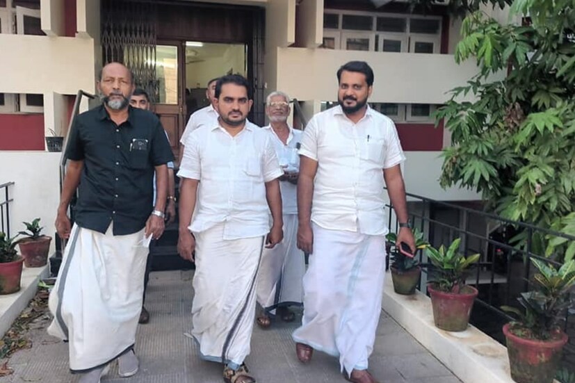  <strong>വിവാദം - </strong>എറണാകുളം മാഹാരാജാസ് കോളജിൽ അഭിമന്യു കൊല്ലപ്പെട്ടിട്ട് നാലുവർഷം പൂർത്തിയാകുന്ന ദിവസം തന്നെ എസ്ഡിപിഐ നേതാക്കൾ എകെജി സെന്ററിൽ സന്ദർശനം നടത്തിയെന്ന വാർത്ത സമൂഹ മാധ്യമങ്ങളിൽ എതിരാളികൾ ആയുധമാക്കി. തിരുവനന്തപുരം ജില്ലാ നേതാക്കള്‍ സന്ദർശിച്ച ചിത്രങ്ങൾ അഭിമന്യൂവിന്റെ നാട്ടിലെ എസ്ഡിപിഐ മണ്ഡലം കമ്മിറ്റിയുടെ ഫേസ്ബുക്ക് പേജിൽ പ്രത്യക്ഷപ്പെട്ടതിനെ സംശയദൃഷ്ടിയോടെയാണ് പലരും കണ്ടത്.  സോഷ്യൽ മീഡിയയിൽ വളരെ വേഗം ചിത്രങ്ങൾ വൈറലായി. സിപിഎം- എസ്ഡിപിഐ അവിശുദ്ധ ബന്ധം എന്ന തലത്തിലാണ് ചിത്രങ്ങൾ പ്രചരിപ്പിക്കപ്പെട്ടത്. സിപിഎം എസ്ഡിപിഐ രഹസ്യ ധാരണ ഉണ്ടെന്ന ആരോപണം ഉയരുമ്പോഴാണ് എസ്ഡിപിഐ നേതാക്കളുടെ സന്ദർശനം. എസ്ഡിപിഐയുടെ ഭീകരവാദ അനുകൂല ആശയങ്ങളോടും പ്രവർത്തനങ്ങളോടും സിപിഎമ്മും സംസ്ഥാന സർക്കാരും മൃദുസമീപനം പുലർത്തുന്നു എന്ന ആരോപണം ബിജെപി അടക്കം ശക്തമായി ഉയർത്തുന്നതിനിടെ സന്ദർശനം രാഷ്‌ട്രീയ കേരളത്തിൽ ചർച്ചയായി. (Photo- Facebook/ SDPI Devikulam Mandalam)