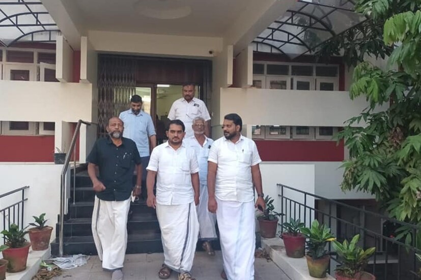  തിരുവനന്തപുരം: സിപിഎം സംസ്ഥാന കമ്മിറ്റി ഓഫീസ് സ്ഥിതി എകെജി സെന്ററിലേക്ക് വ്യാഴാഴ്ച രാത്രി പതിനൊന്നരയോടെയാണ് സ്കൂട്ടറിലെത്തിയ അക്രമി സ്ഫോടക വസ്തു എറിഞ്ഞത്. നാലു ദിവസം കഴിഞ്ഞിട്ടും പ്രതിയെ പിടികൂടാൻ പൊലീസിന് സാധിച്ചിട്ടില്ല. ആക്രമണത്തെ അപലപിച്ച് നിരവധി രാഷ്ട്രീയ കക്ഷികൾ രംഗത്ത് വന്നു. എന്നാൽ കഴിഞ്ഞ ദിവസം എസ്ഡിപിഐയുടെ ദേവികുളം മണ്ഡലം കമ്മിറ്റിയുടെ ഫേസ്ബുക്കിൽ വന്ന ചിത്രങ്ങളാണ് പുതിയ ചർച്ചകള്‍ക്ക് വഴിതുറന്നത്. (Photo- Facebook/ SDPI Devikulam Mandalam)