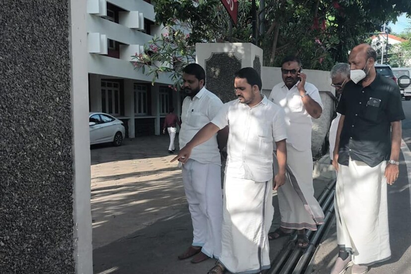  'എകെജി സെന്ററിൽ ബോംബെറിഞ്ഞ സ്ഥലം SDPI തിരുവനന്തപുരം ജില്ലാ നേതാക്കൾ സന്ദർശിച്ചു' എന്ന അടിക്കുറിപ്പോടെയാണ് ചിത്രങ്ങൾ പങ്കുവെച്ചത്. ജില്ലാ ജനറൽ സെക്രട്ടറി ഷബീർ ആസാദ്, വൈസ് പ്രസിഡന്റ് ജലീൽ കരമന, ജില്ലാ സെക്രട്ടറി സിയാദ് തൊളിക്കോട്, ട്രഷറർ ഷംസുദ്ദീൻ മണക്കാട്, കമ്മിറ്റി അംഗം മാഹിൻ പരുത്തികുഴി എന്നിവർ സ്ഥലം സന്ദർശിക്കുന്നതിന്റെയും എകെജി സെന്ററിൽ നിന്ന് ഇറങ്ങിവരുന്നതിന്റെയും ചിത്രങ്ങളാണ് ഫേസ്ബുക്കിൽ സംഘടന പങ്കുവെച്ചത്. (Photo- Facebook/ SDPI Devikulam Mandalam)