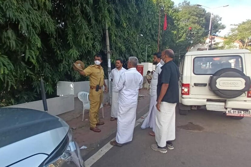  <strong>എസ്ഡിപിഐ നേതാക്കള്‍ പറയുന്നത് - </strong>കഴിഞ്ഞ ദിവസമാണ് തിരുവനന്തപുരം ജില്ലാ ജനറൽ സെക്രട്ടറി ഷബീർ ആസാദിന്റെ നേതൃത്വത്തിൽ എസ്ഡിപിഐ നേതാക്കൾ എകെജി സെന്ററിൽ എത്തിയത്. ബോംബ് ആക്രമണം നടന്ന സ്ഥലം രാഷ്ട്രീയ പാർട്ടി എന്ന നിലയിൽ സന്ദർശിക്കുകയായിരുന്നു ലക്ഷ്യമെന്ന് എസ്ഡിപിഐ പറയുന്നു. എസ്എഫ്ഐ ആക്രമിച്ച വയനാട്ടിലെ രാഹുൽഗാന്ധിയുടെ ഓഫീസും സന്ദർശിച്ചിരുന്നുവെന്ന് നേതാക്കൾ പറയുന്നു. (Photo- Facebook/ SDPI Devikulam Mandalam)