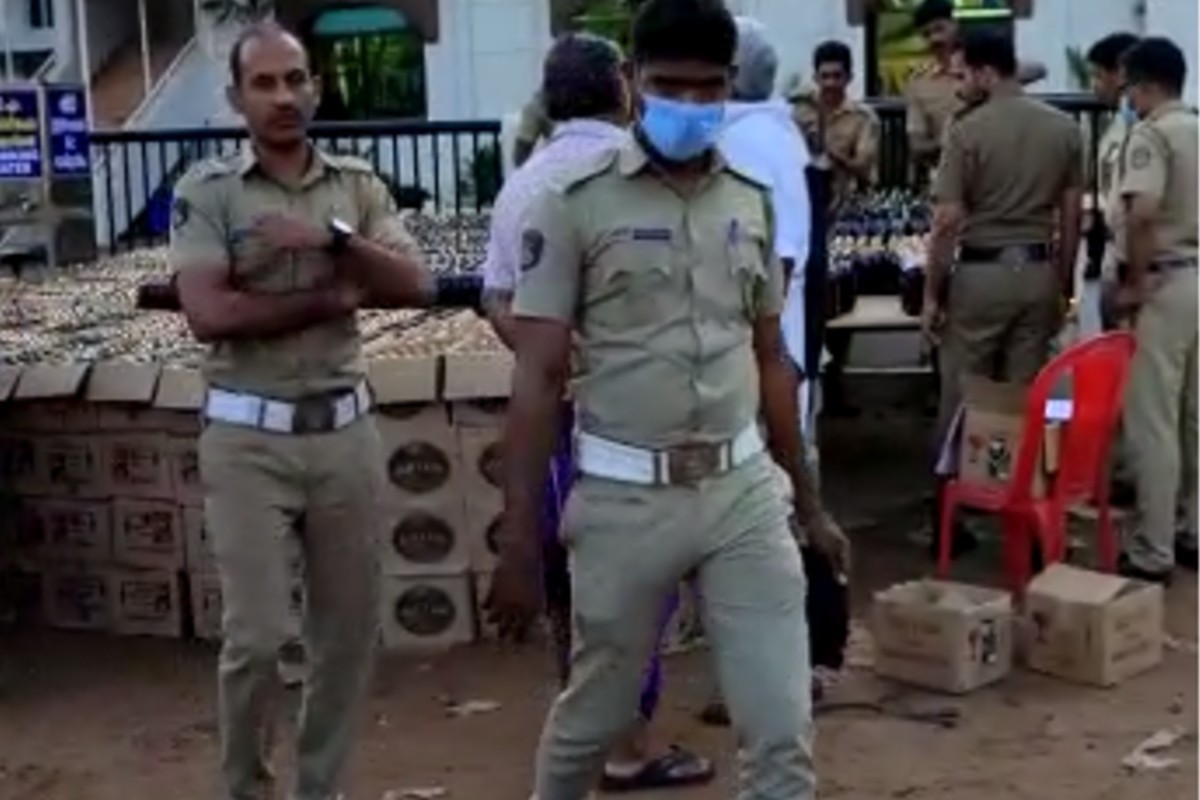  വാടാനപ്പള്ളി എസ് എച്ച് ഒ സനീഷിന്റെ നേതൃത്വത്തിലുള്ള പൊലീസ് സംഘമാണ് പ്രതികളെ പിടികൂടിയത്.
