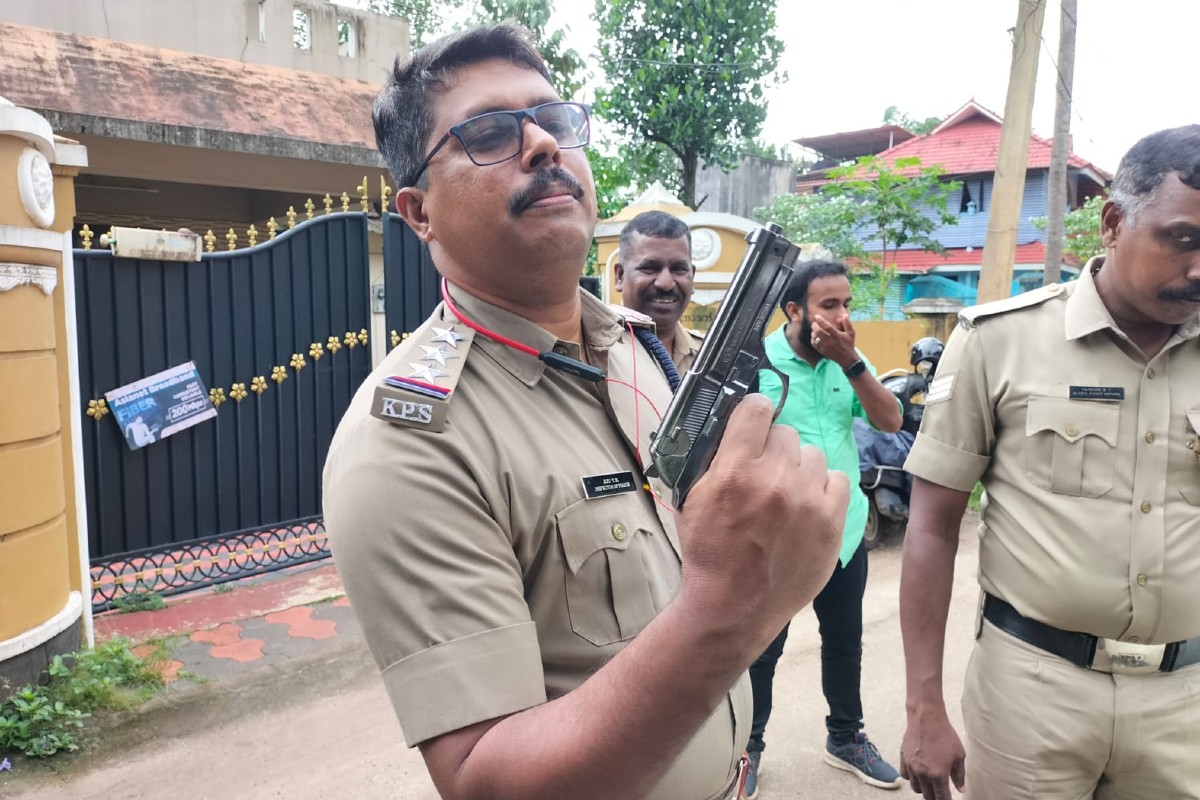  സ്വന്തം വീട് ആക്രമിച്ച കേസിൽ പ്രതിയാണ് ജിതിൻ സുരേഷ്. ഇയാൾക്കെതിരെ പിതാവ് നൽകിയ പരാതിയിലാണ് പോലീസ് കേസ് രജിസ്റ്റർ ചെയ്തത്. കൊല്ലം സ്വദേശിയായ അജേഷിനെതിരെ കേസ് ഉണ്ടോ എന്ന കാര്യം പോലീസ് പരിശോധിച്ച് വരികയാണ്. നാട്ടകം മേഖലയിൽ ഇവർ മുൻപും തോക്ക് ഉപയോഗിച്ച് ആളുകളെ ഭീഷണിപ്പെടുത്തിയതായി പോലീസിന് വിവരമുണ്ട്. അക്രമികൾ സഞ്ചരിച്ച വാഹനത്തിൽ ഒരു നായയും ഉണ്ടായിരുന്നു. സിനിമാ സ്റ്റൈലിൽ ആണ് പ്രതികൾ വാഹനത്തിൽ നിന്ന് പുറത്തിറങ്ങി തോക്ക് ചൂണ്ടി ഭീഷണിപ്പെടുത്തിയത് എന്ന്   മാധ്യമപ്രവർത്തകർ പോലീസിന് നൽകിയ പരാതിയിൽ പറഞ്ഞു.