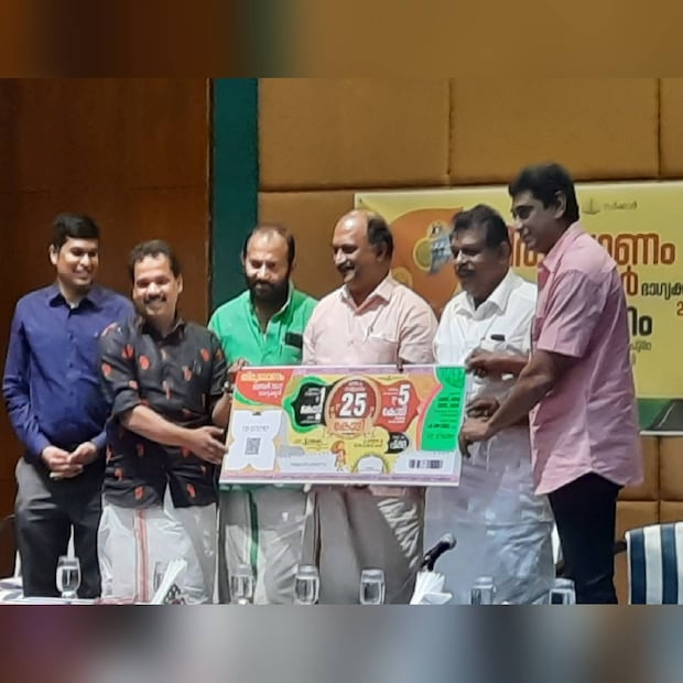  തിരുവോണം ബമ്പറിന്‍റെ ഒന്നാം സമ്മാനമായ 25 കോടി നേടുന്ന ഭാഗ്യശാലി ഈ തുക എന്തിന് വേണ്ടിയാണ് ഉപയോഗിക്കുക..? ചിലര്‍ക്ക് വീട് വെക്കണം, കാര്‍ വാങ്ങണം, വിദേശ യാത്ര പോകണം. മറ്റ് ചിലര്‍ക്ക് കടം വീട്ടണം, മക്കളെ പഠിപ്പിക്കണം, മകളുടെ വിവാഹം നടത്തണം എന്നിങ്ങനെ പോകുന്നു ആഗ്രഹങ്ങളുടെ നീണ്ട നിര.