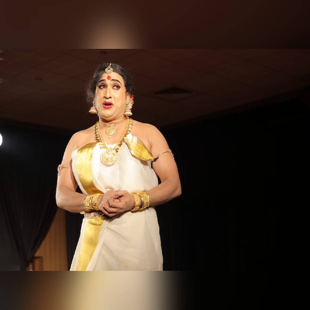  പ്രമുഖ മലയാള നടന്‍ സന്തോഷ് കീഴാറ്റൂര്‍ അവതരിപ്പിക്കുന്ന ഏകാംഗ നാടകം പെണ്‍നടന്‍ വീണ്ടും അരങ്ങിലെത്തി. കോവളം കേരള ആര്‍ട്ട്‌സ് ആന്‍ഡ് ക്രാഫ്റ്റ്‌സ് വില്ലേജില്‍ സെന്റര്‍ സ്‌റ്റേജ് ദ്വൈവാര കലാസന്ധ്യകളുടെ ഭാഗമായാണ് നാടകം അവതരിപ്പിച്ചത്.