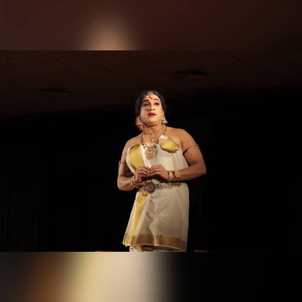  കണ്ണൂർ സംഘചേതനയുടെ നാടകത്തിൽ 16-ാം വയസ്സിൽ അഭിനയിച്ചുകൊണ്ടാണ് സന്തോഷ് കീഴാറ്റുര്‍ പ്രൊഫഷണൽ നാടക രംഗത്ത് എത്തുന്നത്. തിരുവനന്തപുരം അക്ഷരകല, കെപിഎസി തുടങ്ങിയ സംഘങ്ങളിൽ അഭിനയിച്ചു. കോഴിക്കോട്‌ ഗോപിനാഥ്‌, കുഞ്ഞിമംഗലം രാഘവൻ മാസ്‌റ്റർ എന്നിവരാണ്‌ നാടകത്തിൽ സന്തോഷിന്റെ ഗുരുക്കന്മാർ. സ്കൂൾ, കോളജ് കുട്ടികൾക്കായി നാടകം എഴുതിക്കൊടുത്തു. സന്തോഷ് നിരവധി നാടകങ്ങൾ കുട്ടികൾക്ക് വേണ്ടി സംവിധാനം ചെയ്യുകയും അവയിൽ അഭിനയിക്കുകയും ചെയ്തിട്ടുണ്ട്.