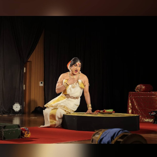  പ്രശസ്ത സുപ്രസിദ്ധ നാടകനടൻ ഓച്ചിറ വേലുക്കുട്ടി ആശാന്റെ നാടകജീവിതമാണ് പെൺനടനിലെ പ്രമേയം . നാടകാദി കലകളിൽ നിന്നും സ്ത്രീകൾ മാറ്റിനിർത്തപ്പെട്ട സാമൂഹിക അനീതികൾ നിറഞ്ഞ ഒരു കാലഘട്ടത്തെയാണ് പെൺനടൻ  ഓര്‍മപ്പെടുത്തുന്നത്.