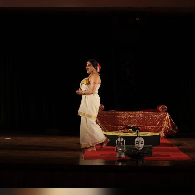  നായകവേഷങ്ങൾ ചെയ്യാൻ ആഗ്രഹിച്ച ഒരു നടൻ സ്ത്രീവേഷങ്ങളിൽ മാത്രം അരങ്ങിലേക്കെത്താൻ നിർബന്ധിതനാകുന്നതിന്റെ അന്തഃസംഘർഷങ്ങളും അഭിനയമുഹൂർത്തങ്ങളുമാണ് പെൺനടൻ അവതരിപ്പിക്കുന്നത്.