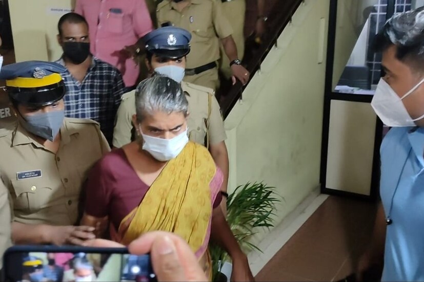  2020 സെപ്റ്റംബറിലാണ് തൃശൂര്‍ സ്വദേശിയായ  സുമേഷും സംഗീതയും വിവാഹിതരാകുന്നത്. തൃശൂര്‍ കുന്നംകുളത്തെ സുമേഷിന്റെ വീട്ടില്‍ വെച്ച് കുടുംബാംഗങ്ങളില്‍ നിന്നും ജാതി അധിക്ഷേപവും മാനസിക പീഡനവും സംഗീതക്ക് അനുഭവിക്കേണ്ടി വന്നു. പ്രതീക്ഷിച്ചത്ര സ്ത്രീധനം കിട്ടിയില്ലെന്നതായിരുന്നു പീഡനങ്ങളുടെ ആദ്യ കാരണം. ജാതിയുടെ പേരിലുള്ള നിരന്തര പീഡനങ്ങളാണ് പിന്നീട് സംഗീതയ്ക്ക് ഏല്‍ക്കേണ്ടി വന്നത്. കുന്നംകുളത്തെ ഭര്‍തൃവീട്ടില്‍ കസേരയില്‍ ഇരിയ്ക്കുന്നതിനുപോലും സംഗീതയ്ക്ക് അനുമതിയുണ്ടായിരുന്നില്ല. വീട്ടില്‍ നിന്നും സ്ത്രീധനമായി ഒന്നും കൊടുക്കാത്തതിനാല്‍ കസേരയില്‍ ഇരുന്ന് ടി വി കാണരുതെന്ന് സംഗീതയ്ക്ക് സുമേഷിന്റെ അമ്മ നിര്‍ദ്ദേശം നല്‍കിയിരുന്നു. ഭക്ഷണം കഴിയ്ക്കുന്നതിന് പ്രത്യേക പാത്രങ്ങളും വെള്ളം കുടിയ്ക്കാന്‍ ഗ്ലാസുമൊക്കെ വീട്ടിലുണ്ടായിരുന്നു.