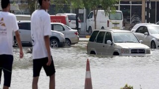 വെള്ളിയാഴ്ച പെയ്ത കനത്ത മഴയെത്തുടർന്ന് യുഎഇയിലെ ഫുജൈറ എമിറേറ്റിൽ വെള്ളപ്പൊക്കത്തിൽ മുങ്ങിയ തെരുവിന്റെ ചിത്രം. (എഎഫ്പി)