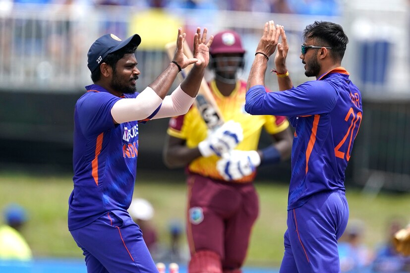  2022 ആഗസ്റ്റ് 7 ഞായറാഴ്ച, ഫ്ലായിലെ ലോഡർഹില്ലിൽ നടന്ന അഞ്ചാമത്തെയും അവസാനത്തെയും ടി20 ക്രിക്കറ്റ് മത്സരത്തിനിടെ വെസ്റ്റ് ഇൻഡീസിന്റെ ജേസൺ ഹോൾഡറെ സെന്റർ പുറത്താക്കിയതിന് ശേഷം ബൗളർ അക്സർ പട്ടേൽ ഒരു സഹതാരത്തോടൊപ്പം ആഘോഷിക്കുന്നു (എപി ഫോട്ടോ/ലിൻ സ്ലാഡ്കി) Sunday, Aug. 7, 2022, in Lauderhill, Fla. (AP Photo/Lynne Sladky)