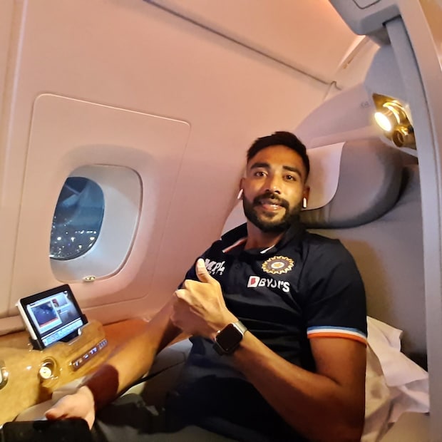 mohammed siraj gives the thumbs up