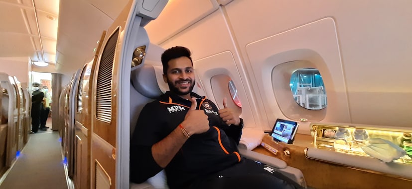 shardul thakur gives double thumbs up