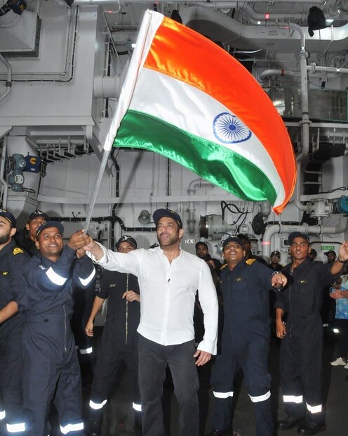 Salman Khan wished fans by sharing a picture of him unfurling the tricolour with soldiers.