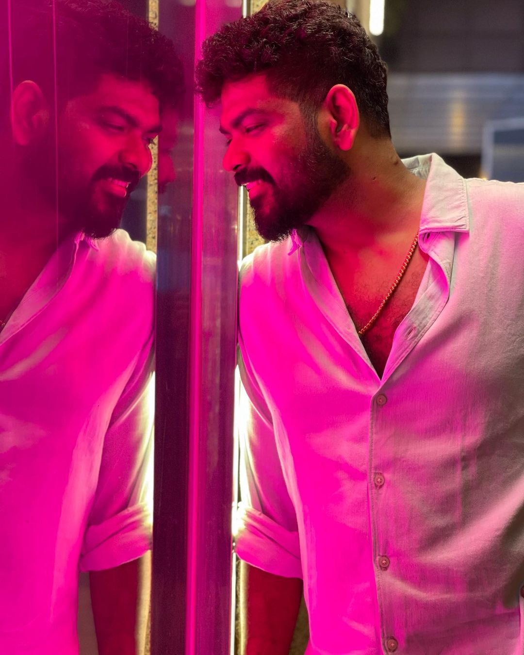 ഇതിനിടെ ക്ഷേത്രദര്‍ശനത്തിനിടെ അനുവാദമില്ലാതെ ചിത്രങ്ങളും വീഡിയോകളും പകര്‍ത്താന്‍ ശ്രമിച്ച ആരാധകരോട് കയര്‍ത്ത് നയന്‍താര. കുംഭകോണത്തിനു സമീപമുള്ള മേലവത്തൂര്‍ ഗ്രാമത്തിലെ കാമാച്ചി അമ്മന്‍ ക്ഷേത്രത്തിലാണ് നയൻതാരയും വിഘ്നേഷ് ശിവനും ദര്‍ശനത്തിന് എത്തിയത്.