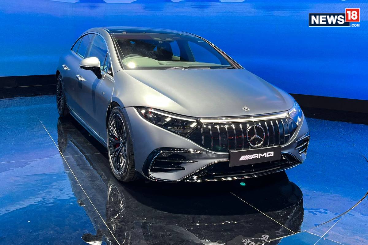  Mercedes AMG EQS (ഫോട്ടോ: മാനവ് സിൻഹ/News18.com) Mercedes-AMG EQS: ഡിസൈനും, ഫീച്ചറുകളും, ഇന്റീരിയറും മറ്റു സവിശേഷതകളും; വിശദമായ ചിത്രങ്ങൾ . വാഹന പ്രോമികളുടെ മനസ്സ് എന്നും കവർന്നിട്ടുള്ള ബെൻസിന്റെ പുതിയ വേർഷൻ ഇതാ നിപൻിയിലേക്ക് എത്തുന്നു. വ്യത്യസ്തമായ നിരവധി പ്രത്യേകതകളോടെയാണ് ഈ പുതിയ പതിപ്പിന്റെ പുറത്തിറങ്ങൽ.