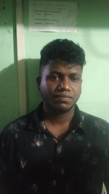  സ്വർണം കടത്തിയ ആളും, കവർച്ച ചെയ്യാനെത്തിയ നാല്  പേരുമാണ് അന്ന് പോലീസ് പിടിയിലായത്. തിരൂർ സ്വദേശി മഹേഷാണ് 974 ഗ്രാം സ്വർണമിശ്രിതം കടത്തിയത്.  പരപ്പനങ്ങാടി സ്വദേശികളായ മൊയ്‌ദീൻ കോയ, മുഹമ്മദ് അനീസ്, അബ്ദുൽ റഊഫ്‌, നിറമരുതൂർ സ്വദേശി സുഹൈൽ  എന്നിവരാണ് അന്ന് പിടിയിലായത്. പിടിയിലായ അർജുൻ ആയങ്കി  കൊലപാതക ശ്രമമുൾപ്പെടെയുള്ള കേസിൽ പ്രതിയാണ്. ഇവരിൽ നിന്നും 2 വാഹനങ്ങളും പിടിച്ചെടുത്തിട്ടുണ്ട്. കേരളത്തിലെ വിമാനത്താവളങ്ങൾ കേന്ദ്രീകരിച്ച് നടന്ന കവർച്ചകളിൽ ഈ സംഘത്തിന്റെ പങ്ക് അന്വേഷിച്ചുവരികയാണ്. കൂടുതൽ അന്വേഷണങ്ങൾക്കും തെളിവെടുപ്പിനുമായി പ്രതികളെ കസ്റ്റഡിയിൽ വാങ്ങും. കാപ്പ ചുമത്താനുള്ള നടപടികളും സ്വീകരിക്കും.