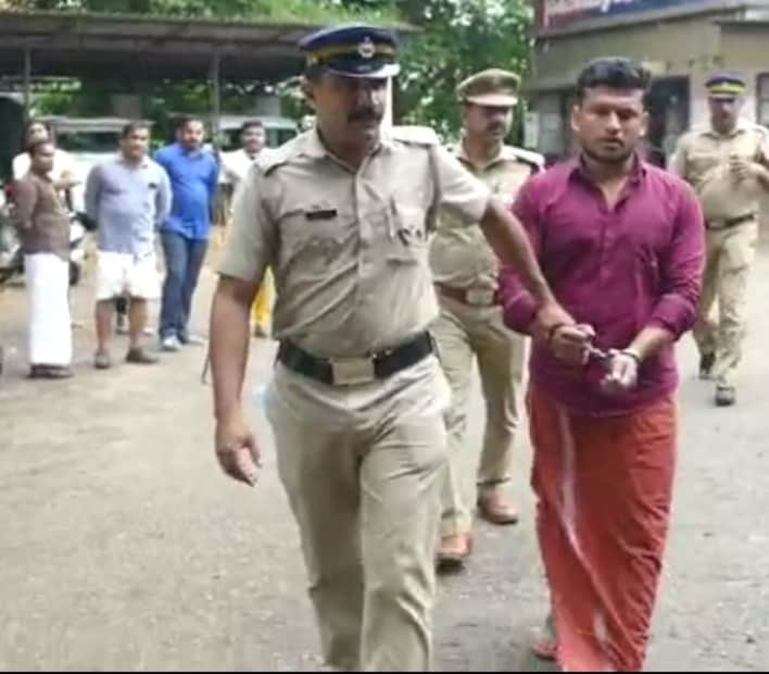  ഈ മാസം പത്താം  തിയ്യതി കരിപ്പൂർ എയർപോർട്ട് പരിസരത്തു നിന്നും അനധികൃതമായി കടത്തി കൊണ്ടുവന്ന സ്വർണ്ണം കവർച്ച ചെയ്യാൻ എത്തിയ  അർജ്ജുൻ ആയങ്കിയുടെ നേതൃത്വത്തിലുള്ള  സംഘത്തിലെ 5 പേരെ പിടികൂടിയിരുന്നു. ഈ കേസിൽ ആണ് ഇപ്പോൾ ഒന്നാം പ്രതിയായി അർജുൻ ആയങ്കിയെ പോലീസ് അറസ്റ്റ് ചെയ്തത്. കണ്ണുർ പെരിങ്ങോമിനടുത്ത അറവഞ്ചാലിലെ മലമുകളിൽ  വച്ചാണ് ഒളിവിൽ കഴിഞ്ഞിരുന്ന അർജുൻ ആയങ്കിയെയും സംഘത്തെയും  പോലീസ് പിടികൂടിയത്. സനൂജും പ്രണവും അർജുനെ ഒളിവിൽ കഴിയാൻ സഹായിച്ചവരാണ്. മറ്റൊരു പ്രതിയായ നൗഫലിനെ 2 ദിവസം മുൻപ് വയനാട്ടിലെ രഹസ്യ കേന്ദ്രത്തിൽ നിന്നും പിടികൂടിയിരുന്നു. ‌‌