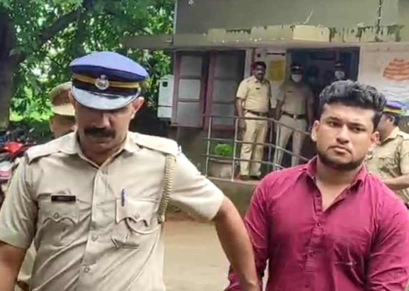  അർജുൻ ആയങ്കിയെ കൊണ്ടോട്ടി പോലീസിന്റെ പ്രത്യേക സംഘം പിടികൂടിയത്  കണ്ണുർ പെരിങ്ങോമിനടുത്ത അറവഞ്ചാലിലെ മലമുകളിൽ  വെച്ചാണ്. ഈ മാസം 10 ന് പോലീസ് രജിസ്റ്റർ ചെയ്ത സ്വർണ കവർച്ചാ കേസിലെ ഒന്നാം പ്രതിയാണ് അർജുൻ ആയങ്കി.  അർജുൻ ആയങ്കി ഉൾപ്പെടെ സംഘത്തിലെ 4 പേരാണ് പ്രത്യേക അന്വേഷണ സംഘത്തിന്റെ പിടിയിലായത്.  അർജുൻ ആയങ്കിക്ക് പുറമെ അഴിക്കൽ സ്വദേശി നിറച്ചൻ വീട്ടിൽ പ്രണവ് എന്ന കാപ്പിരി പ്രണവ് (25) കണ്ണൂർ അറവഞ്ചാൽ സ്വദേശി കാണിച്ചേരി സനൂജ് (22), തിരുവനന്തപുരം വെമ്പായം സ്വദേശി എൻ എൻ മൻസിൽ നൗഫൽ (26) എന്നിവരാണ് അറസ്റ്റിലായത്.