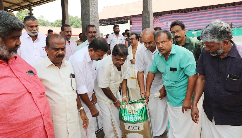  പത്തനംതിട്ട: ആറന്മുള പാർത്ഥസാരഥി ക്ഷേത്രത്തിലെ പ്രശസ്തമായ അഷ്ടമിരോഹിണി വള്ളസദ്യ വ്യാഴാഴ്ച നടക്കും. തിരുവിതാംകൂർ ദേവസ്വം ബോർഡ് പ്രസിഡന്റ് അഡ്വ. കെ അനന്തഗോപൻ ഉദ്ഘാടനം നിർവഹിക്കും. പാർത്ഥസാരഥിയുടെ പിറന്നാൾ സദ്യക്കായി ചേനപ്പാടി കരക്കാർ ഇന്ന് ക്ഷേത്രത്തിൽ പാളത്തൈര് സമർപ്പിച്ചു.വാഴൂർ തീർത്ഥപാദാശ്രമം മഠാധിപതി ഗരുഡധ്വജാനന്ദ തീർത്ഥപാദരുടെ നേത്യത്വത്തിൽ പാർത്ഥസാരഥി ഭക്തജന സമിതിയാണ് 1300 ലിറ്റർ തൈര് ഭഗവാന് സമർപ്പിച്ചത്.