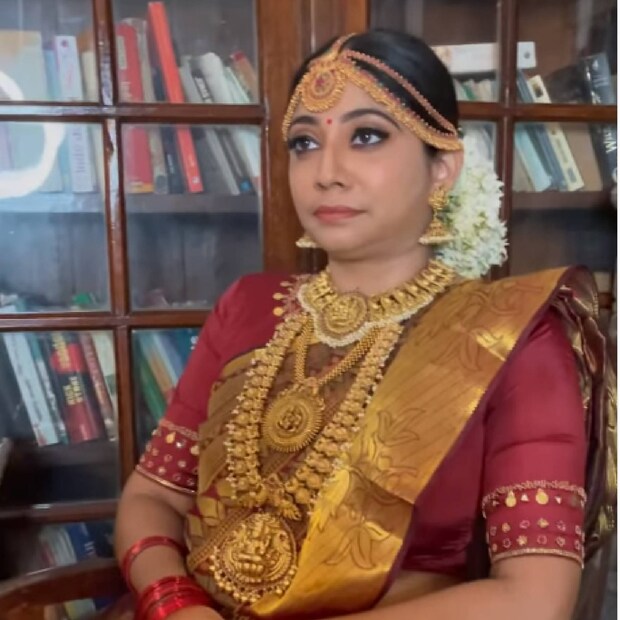  ആന്റിക് ആഭരണങ്ങൾ അണിഞ്ഞ്, പട്ടുസാരി ചുറ്റി അതാ നവവധുവിന്റെ രൂപത്തിൽ അഭയ ഹിരണ്മയി. തന്നെ ഭംഗിയായി അണിയിച്ചൊരുക്കുന്നതിന്റെ രംഗങ്ങൾ ഉൾപ്പെടെയാണ് അഭയ പോസ്റ്റ് ചെയ്തിട്ടുള്ളത്. സാധാരണ ഗതിയിൽ ആരാധകർ ആണ് കമന്റ് ചെയ്യുന്നതെങ്കിൽ, ഇവിടെ അഭയയുടെ കസിൻ തന്നെയാണ് കമന്റ് ചുമതല എടുത്തിട്ടുള്ളത് (തുടർന്ന് വായിക്കുക)