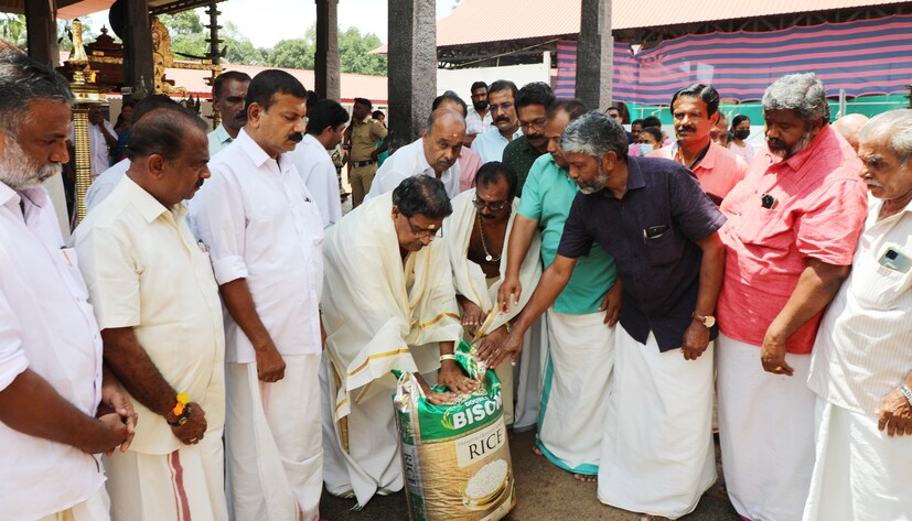  ലോകത്തിൽ തന്നെ ഒരേ സമയം ഏറ്റവുമധികം ആളുകൾ പങ്കെടുക്കുന്ന സദ്യ എന്ന നിലയിൽ റെക്കോർഡ് ബുക്കുകളിലും ഇടം പിടിച്ചിട്ടുണ്ട്. ക്ഷേത്രത്തിൽ നടക്കുന്ന വഴിപാട് വള്ളസദ്യകൾ സാധാരണ പള്ളിയോടത്തിൽ എത്തിച്ചേരുന്ന കരക്കാർക്കും വഴിപാട്ടുകാരുടെ ക്ഷണിക്കപ്പെട്ട ബന്ധുക്കൾക്കും മാത്രമാണ്. എന്നാൽ പാർത്ഥ സാരഥിയുടെ പിറന്നാളായ അഷ്ടമി രോഹിണി വള്ളസദ്യക്ഷേത്രത്തിലെത്തിച്ചേരുന്ന മുഴുവൻ ഭക്തജനങ്ങൾക്കും വിളമ്പുന്ന സമൂഹ സദ്യയാണ്. വള്ളസദ്യകളിൽ വിളമ്പുന്ന വിഭവങ്ങൾ എല്ലാം സമുഹ സദ്യയിലും വിളമ്പും. വിശാലമായ മ‌തിൽക്കകത്താണ് സമൂഹ സദ്യ നടക്കുന്നത്.