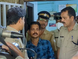 കസ്റ്റംസ് സൂപ്രണ്ട് പോലീസ് കസ്റ്റഡിയിൽ