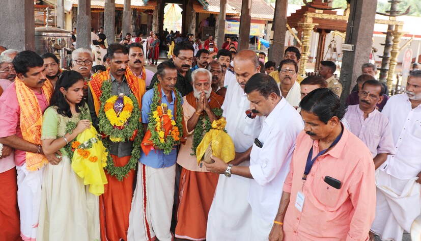  കോട്ടയം ജില്ലയിലെ കാഞ്ഞിരപ്പള്ളിക്ക് സമീപമുള്ള ചേനപ്പാടി കരയിൽ നിന്നാണ് പാളത്തൈരുമായി ഭക്തജന സംഘം ആറന്മുളയിലെത്തിയത്. വള്ളസദ്യകളിൽ ഭക്തർ പാടി ആവശ്യപ്പെടുന്ന പ്രഥാന വിഭവങ്ങളിലൊന്നാണ് ചേനപ്പാടി കേളുച്ചാരുടെ പാളതൈര്. ഇന്ന് രാവിലെ 11 30 ഓടെ തൈരുമായി ക്ഷേത്രത്തിന് കിഴക്കേ നടയിലെത്തിയ കരക്കാരെ പള്ളിയോട സേവാ സംഘം ഭാരവാഹികൾ വളപ്പാട്ടിന്റെയും വാദ്യ മേളങ്ങളുടെയും അകമ്പടിയോടെ സ്വീകരിച്ച് ക്ഷേത്രത്തിന് വലം വച്ച് കൊടിമരച്ചുവട്ടിലേക്ക് ആനയിച്ചു. തുടർന്ന് കൊടിമരച്ചുവട്ടിൽ വച്ച് നിന്നും പള്ളിയോട സേവാസംഘം ഭാരവാഹികൾ പാളത്തൈര് ഏറ്റുവാങ്ങി.