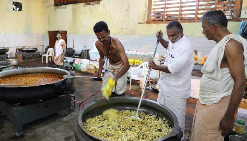  ഭക്തർക്കൊപ്പം ഭഗവാനും സദ്യയുണ്ണുന്നു എന്ന് കരുതുന്നതിനാൽ തന്നെ സദ്യ എന്നതിനുപരിയായി ഭഗവാന്റെ പ്രസാദമായാണ് ഭക്തർ അഷ്ടമിരോഹിണി വള്ളസദ്യയെ കണക്കാക്കുന്നത്. പൊലീസ്, ഫയർ ആൻഡ് റെസ്ക്യു, ജല വിഭവ വകുപ്പ്, ഗ്രാമ പഞ്ചായത്ത് തുടങ്ങിയ സർക്കാർ സംവിധാനങ്ങളെല്ലാം പള്ളിയോട സേവാ സംഘത്തിനും ദേവസ്വംബോർഡിനുമൊപ്പം വള്ള സദ്യ ക്രമീകരണങ്ങൾക്കായി ഒപ്പമുണ്ട്.