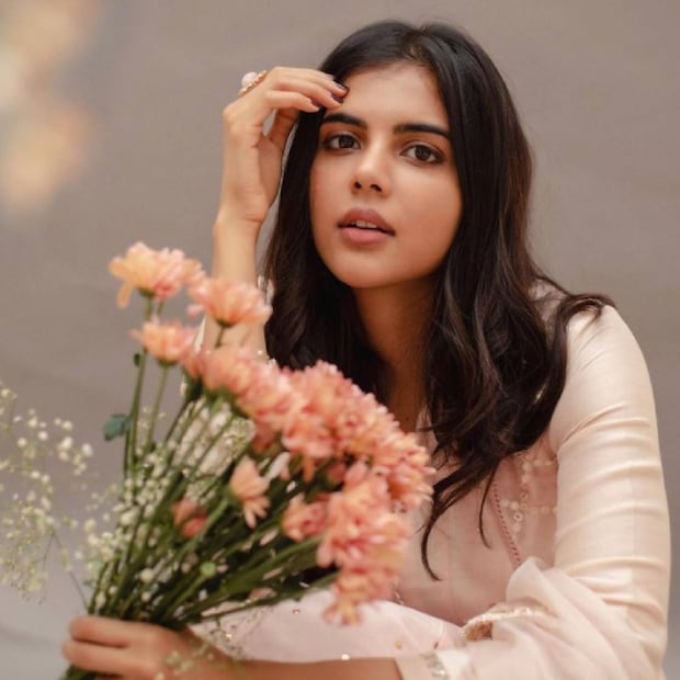  കല്യാണി പ്രിയദർശന് (Kalyani Priyadarshan) ഒരു ആമുഖം നൽകേണ്ട ആവശ്യമില്ല. താരപുത്രി എന്ന നിലയിൽ നിന്നും പ്രേക്ഷക പ്രിയങ്കരിയായ അഭിനേത്രി എന്ന നിലയിൽ കല്യാണി ഇടം നേടിക്കഴിഞ്ഞു. ആദ്യ സിനിമ മുതൽ ഈ യുവ സുന്ദരി ഏറെ ഫാൻസിനെ സമ്പാദിച്ചു കഴിഞ്ഞു. അച്ഛൻ സംവിധാനം ചെയ്ത 'മരയ്ക്കാർ: അറബിക്കടലിന്റെ സിംഹമായിരുന്നു' കല്യാണിയുടെ ആദ്യ മലയാള ചിത്രം. എന്നാൽ ആദ്യം പുറത്തിറങ്ങിയത് 'വരനെ ആവശ്യമുണ്ട്' ആയിരുന്നു