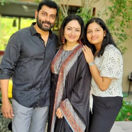 വിവാഹത്തിന്റെ 15-ാം വർഷം; കുഞ്ഞതിഥിയെ കാത്ത് നരേനും കുടുംബവും