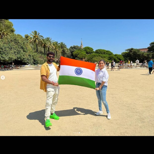  സ്‌പെയിനിൽ പലയിടത്തു നിന്നുമായി നയൻസും വിക്കിയും പതാകയുമായി ചിത്രങ്ങൾ പോസ്റ്റ് ചെയ്തിട്ടുണ്ട്