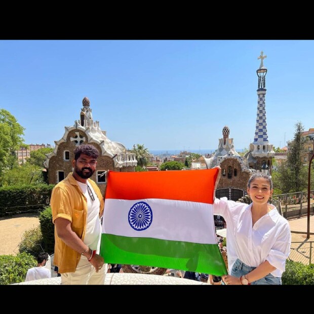  നയൻതാരയും (Nayanthara) ഭർത്താവ് വിഗ്നേഷ് ശിവനും (Vignesh Shivan) ബാഴ്‌സലോണയിൽ അവധിയാഘോഷം തുടങ്ങിയ കാര്യം ഇൻസ്റ്റഗ്രാം ചിത്രങ്ങളിലൂടെ അവർ തന്നെ അറിയിച്ചിട്ടുണ്ടാവും. വിമാനത്തിലേറിയ ചിത്രങ്ങൾ ഇരുവരും പോസ്റ്റ് ചെയ്തിരുന്നു. എന്നാൽ എവിടെപ്പോയാലും തങ്ങളുടെ പാരമ്പര്യം ഉയർത്തിക്കാട്ടുന്നവരാണ് നയൻസും വിക്കിയും. അതിന്റെ തെളിവാണ് ഈ ചിത്രം