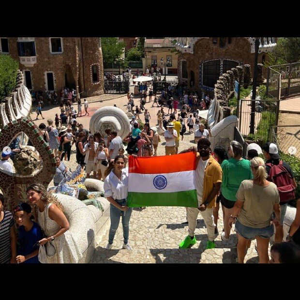  ഇക്കുറി സ്വാതന്ത്ര്യ ദിനം ആഘോഷിക്കാൻ നാട്ടിൽ ഇല്ലാതെപോയി ഇരുവരും. എന്നാൽ തങ്ങളുടെ നാടിന്റെ അഭിമാനം വാനോളം ഉയർത്താൻ ഇരുവരും മറന്നില്ല. സ്‌പെയിനിൽ പലയിടങ്ങളിൽ നിന്നുമായി ഇന്ത്യൻ പതാക നിവർത്തിപ്പിടിച്ച ചിത്രം വിക്കി ഇൻസ്റ്റഗ്രാം പേജിൽ പോസ്റ്റ് ചെയ്‌തു (തുടർന്ന് വായിക്കുക)