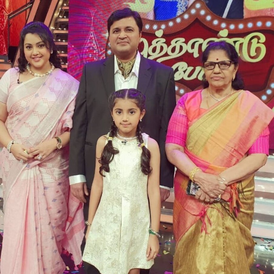  സിനിമാ ലോകത്തെ കൂട്ടുകാർ കുടുംബസമേതം മീനയെ കാണാനെത്തിയതിന്റെ ചിത്രങ്ങളാണ് സോഷ്യൽമീഡിയയിൽ ഇപ്പോൾ വൈറലായിക്കൊണ്ടിരിക്കുന്നത്. മീന തന്നെയാണ് ചിത്രങ്ങൾ ഇൻസ്റ്റഗ്രാമിൽ പങ്കുവെച്ചിരിക്കുന്നത്. (image: Instagram)