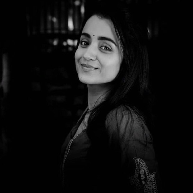  കശ്മീരിൽ നടക്കുന്നത് സിനിമയുടെ രണ്ടാം ഷെഡ്യൂൾ ആണ്. കശ്മീരിലെ അതിരൂക്ഷമായ കാലാവസ്ഥ കാരണം ലിയോയുടെ സെറ്റിൽ വച്ച് തൃഷയ്ക്ക് അസുഖം ബാധിച്ചതെന്നാണ് പല റിപ്പോർട്ടുകളും സൂചിപ്പിക്കുന്നത്. എന്നാൽ ഉമാ കൃഷ്ണൻ അഭ്യൂഹങ്ങൾക്ക് വിരാമമിട്ടിരിക്കുകയാണ്