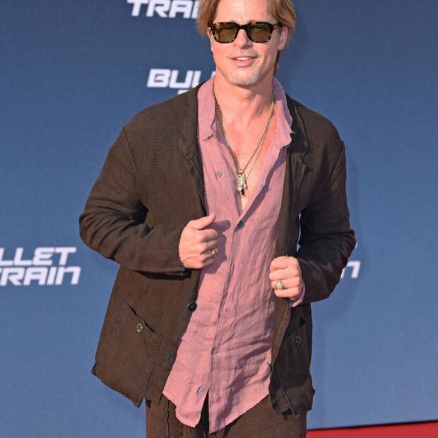  മറ്റാരുമല്ല, സാക്ഷാൽ ബ്രാഡ് പിറ്റ് (Brad Pitt)തന്നെ. തന്റെ പുതിയ ചിത്രം 'ബുള്ളറ്റ് ട്രെയിനിന്റെ' പ്രീമിയറിനാണ് എല്ലാവരേയും അത്ഭുതപ്പെടുത്തിക്കൊണ്ട് പാവാടയൊക്കെ ധരിച്ച് ചിരിച്ചു കൊണ്ട് ബ്രാഡ് പിറ്റ് എത്തിയത്. (image: Instagram)
