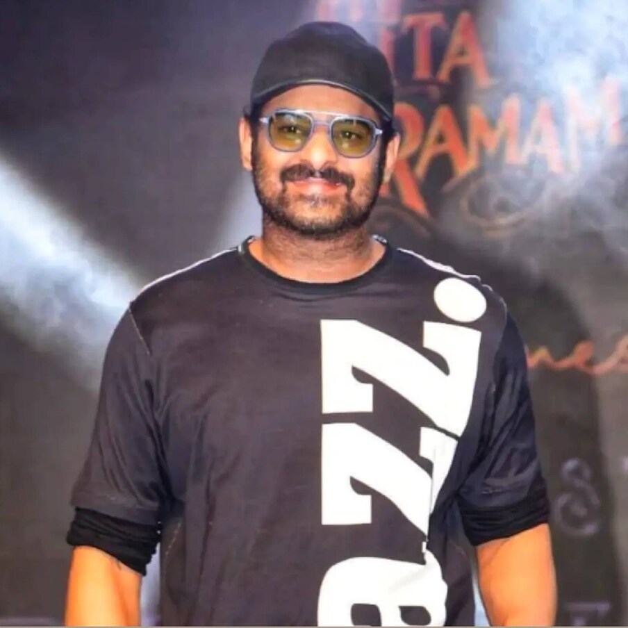  ബേഡിയയിൽ കൃതി സനോണിനൊപ്പം അഭിനയിച്ച വരുൺ ധവാൻ, കൃതിയുടെ ബന്ധത്തെക്കുറിച്ച് സൂചന നൽകി ഊഹാപോഹങ്ങൾക്ക് കൂടുതൽ സാധ്യത നൽകുകയായിരുന്നു. എന്നാൽ, അദ്ദേഹം പ്രഭാസിന്റെ പേര് പറഞ്ഞില്ല