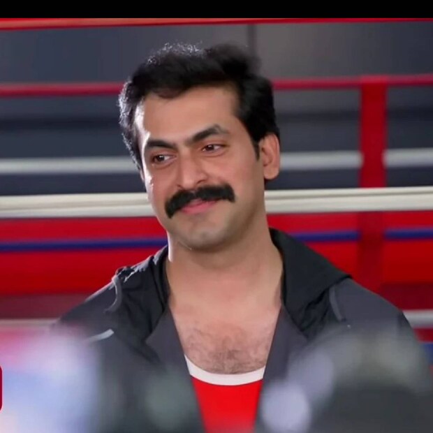  തിങ്കൾക്കലമാൻ എന്ന സീരിയലിൽ രാഹുൽ എന്ന വേഷം ശ്രദ്ധേയമാണ്