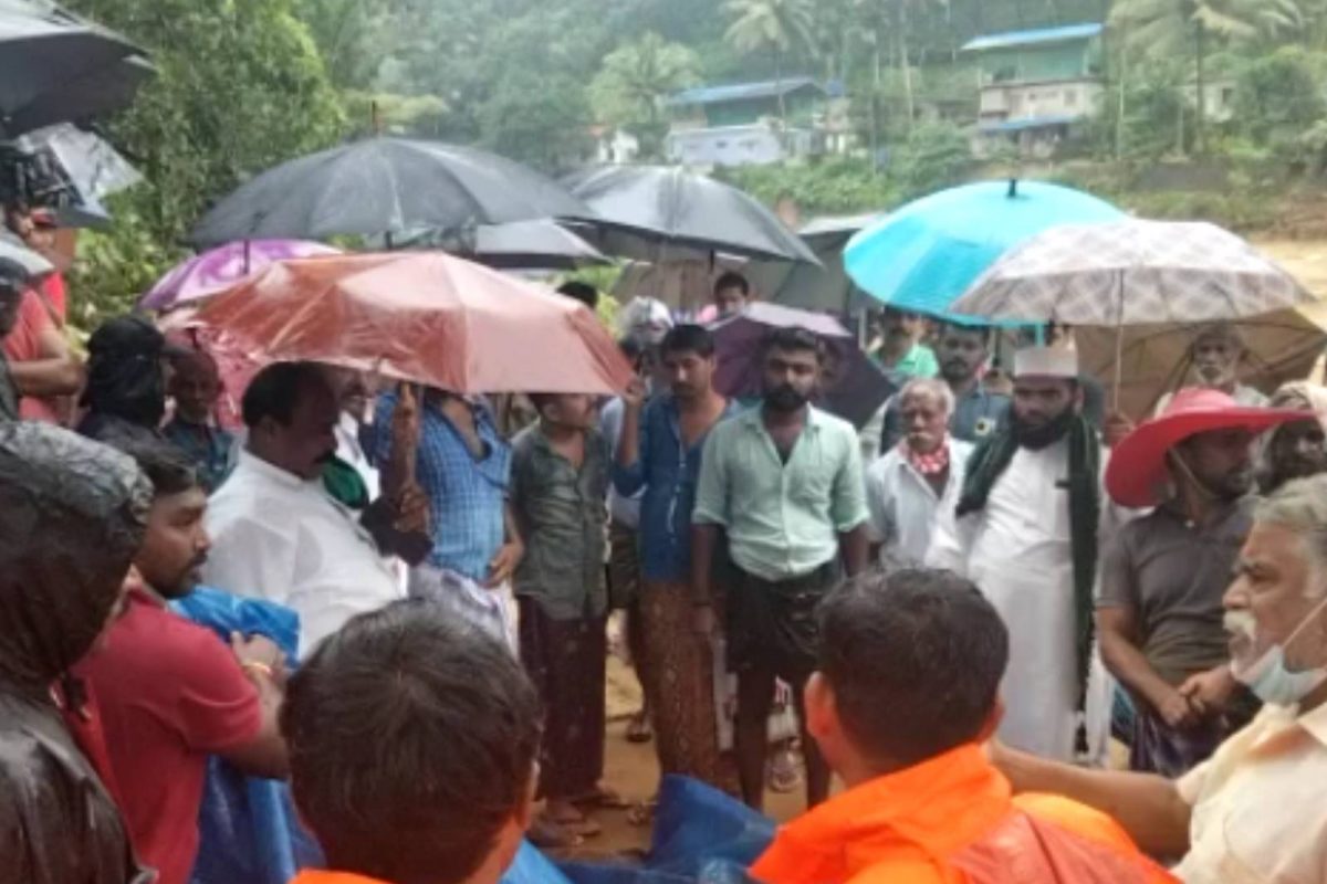 കരകവിഞ്ഞൊഴുകിയ പുല്ലകയാറ്റിൽ ഒഴുക്കിൽപ്പെട്ട റിയാസ് ഒരു കിലോമീറ്ററോളം മുങ്ങിയും പൊങ്ങിയും ഒഴുകി നടന്നു. നാട്ടുകാർ പിന്നാലെ ഓടിയെങ്കിലും കുത്തൊഴുക്ക് ആയതിനാൽ രക്ഷിക്കാൻ കഴിഞ്ഞില്ല