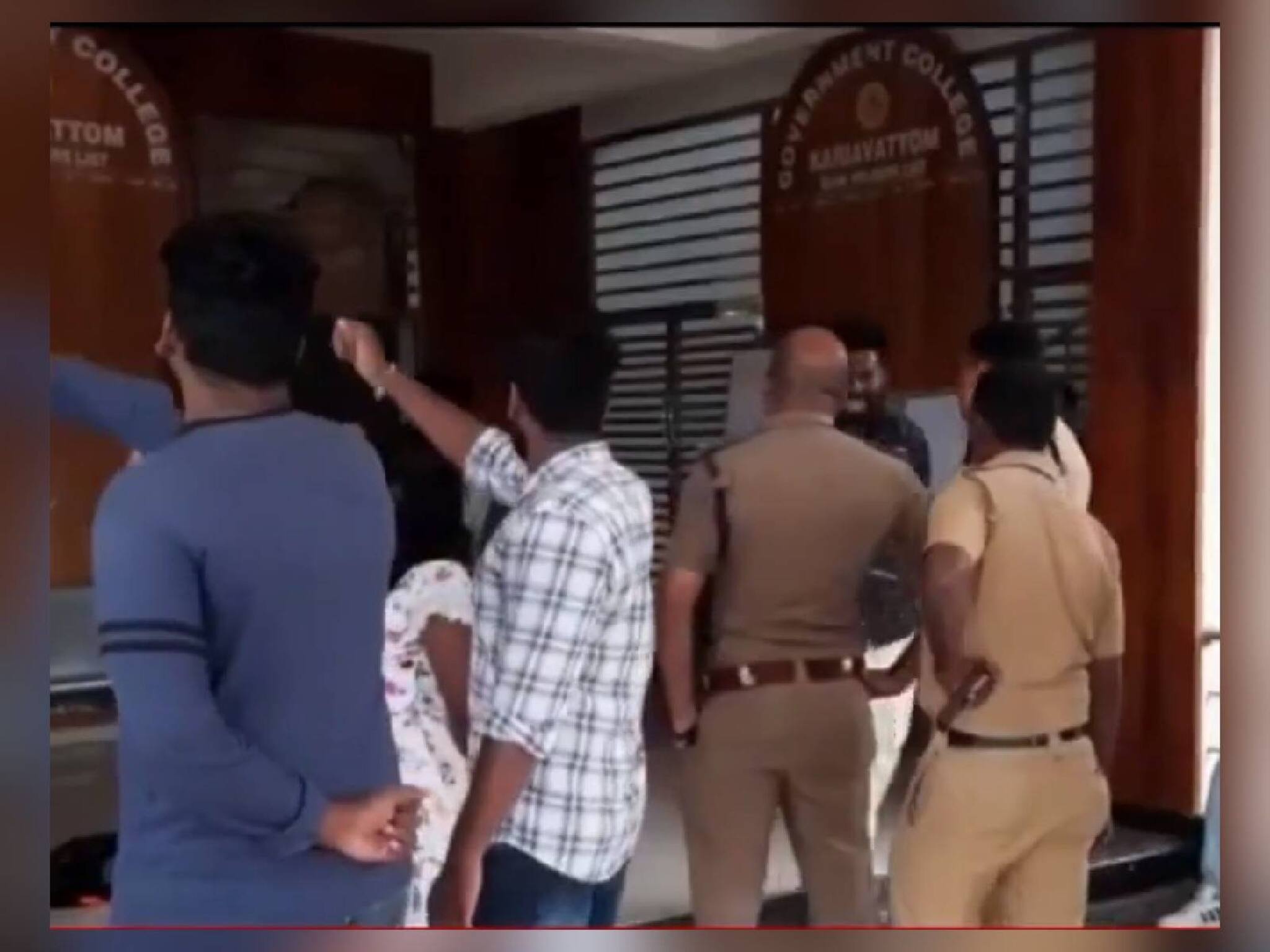 കാര്യവട്ടം സര്‍ക്കാര്‍ കോളേജ് പ്രിന്‍സിപ്പലിനെ SFI പ്രവര്‍ത്തകര്‍ പൂട്ടിയിട്ടത് എന്തിന് ?
