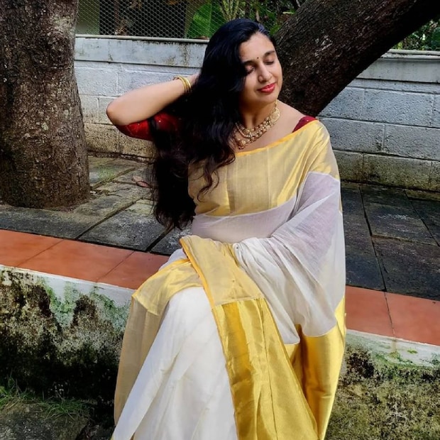  സാരി ചുറ്റി, ഭാര്യയുടെയും അമ്മയുടെയും വേഷങ്ങളിൽ തിളങ്ങുമ്പോൾ, സംയുക്ത വർമ്മ (Samyuktha Varma) എന്ന നായികയ്ക്ക് കഷ്‌ടിച്ച് 20 വയസ്സ് കഴിഞ്ഞതേയുണ്ടായിരുന്നുള്ളൂ എന്ന് പ്രേക്ഷകർ പലരും അറിഞ്ഞിരുന്നില്ല. പ്രായത്തേക്കാൾ പക്വതയുള്ള റോളുകൾ കൈകാര്യം ചെയ്യുന്നതിൽ സംയുക്തയ്ക്കു തന്റെതായ ശൈലി ഉണ്ടായിരുന്നു. ആ അഭിനയ പാടവത്തിന് ആരാധകരും ഏറെയായിരുന്നു
