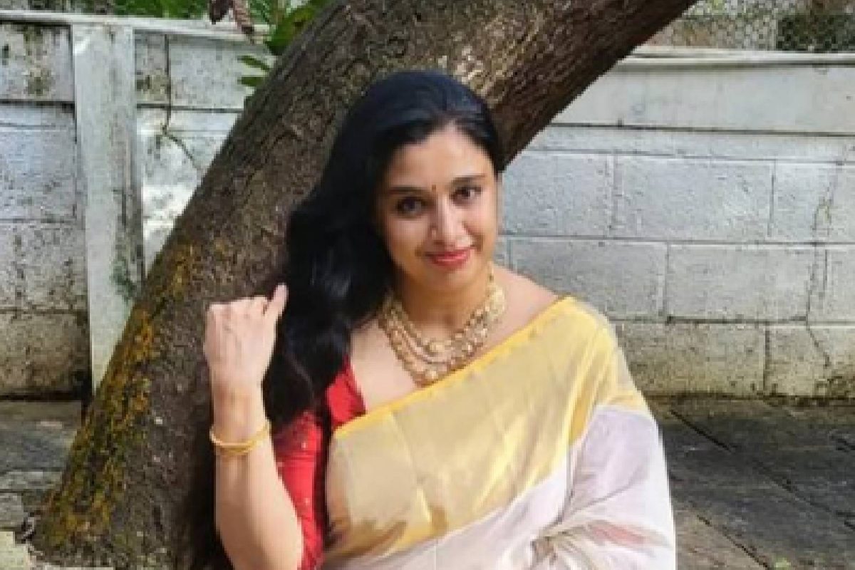 ഇവിടെ പ്രായം റിവേഴ്‌സ് ഗിയറിലാ; കുത്താമ്പുള്ളിയിൽ തിളങ്ങി സംയുക്ത വർമ്മ