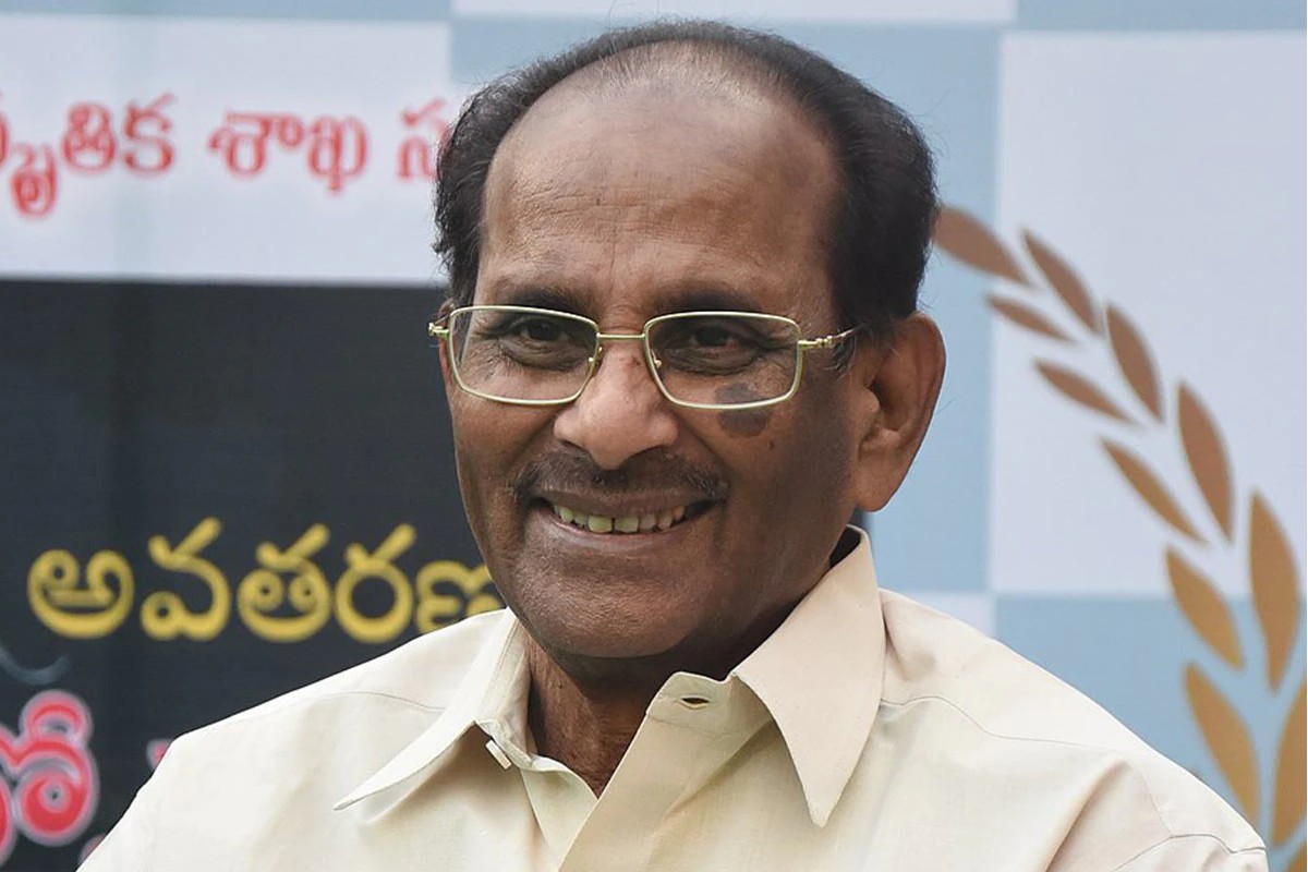  വിജയവാഡയിലെ കെവിഎസ്ആർ സിദ്ധാർത്ഥ ഫാർമസ്യൂട്ടിക്കൽ സയൻസ് കോളേജിൽ നടന്ന രാം മാധവിന്റെ 'പാർട്ടീഷൻഡ് ഫ്രീഡം' എന്ന പുസ്തകത്തിന്റെ പ്രകാശന ചടങ്ങിൽ മുഖ്യാതിഥിയായി വിജയേന്ദ്ര പ്രസാദിനെ ക്ഷണിച്ചിരുന്നു. ''മൂന്നോ നാലോ വർഷം മുൻപു വരെ എനിക്ക് ആർഎസ്എസിനെക്കുറിച്ച് കാര്യമായൊന്നും അറിയില്ലായിരുന്നു. അവരാണ് ഗാന്ധിയെ കൊന്നതെന്നാണ് മറ്റു പലരെയും പോലെ ഞാനും വിശ്വസിച്ചിരുന്നത്. എന്നാൽ നാല് വർഷം മുൻപ് ചിലർ എന്നോട് ആർഎസ്എസിനെക്കുറിച്ച് ഒരു തിരക്കഥ എഴുതാൻ ആവശ്യപ്പെട്ടു. അതിന് പ്രതിഫലവും വാ​ഗ്ദാനം ചെയ്തിരുന്നു. ഞാൻ നാഗ്പൂരിൽ പോയി മോഹൻ ഭഗവതിനെ കണ്ടു. ഒരു ദിവസം അവിടെ താമസിച്ച്, ആർഎസ്എസ് എന്താണെന്ന് ഞാൻ ആദ്യമായി മനസ്സിലാക്കി. ഇത്രയും മഹത്തരമായ ഒരു സംഘടനയെക്കുറിച്ച് കുറിച്ച് ഇത്രയും കാലം മനസിലാക്കാതിരുന്നതിൽ എനിക്ക് ഒരുപാട് പശ്ചാത്താപം തോന്നി'', എന്നാണ് അന്ന് ചടങ്ങിൽ സംസാരിച്ചുകൊണ്ട് വിജയേന്ദ്ര പ്രസാദ് പറഞ്ഞത്. ആർഎസ്എസ് ഇല്ലായിരുന്നെങ്കിൽ കശ്മീർ ഉണ്ടാകുമായിരുന്നില്ല എന്നും അത് പാക്കിസ്ഥാനുമായി ലയിക്കുമായിരുന്നുവെന്നും ലക്ഷക്കണക്കിന് ഹിന്ദുക്കൾ മരിക്കുമായിരുന്നു എന്നും അദ്ദേഹം ചൂണ്ടിക്കാണിച്ചിരുന്നു.