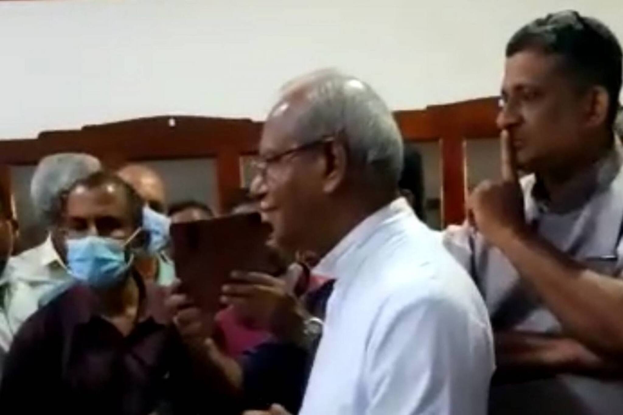 'ആർച്ച് ബിഷപ്പ് ഗുണ്ടാ നേതാവ്'; കാല് തല്ലിയൊടിക്കുമെന്ന് വിമത വിഭാഗം; കാര്യങ്ങൾ കൈവിട്ട് സിറോ മലബാർ സഭാ തർക്കം