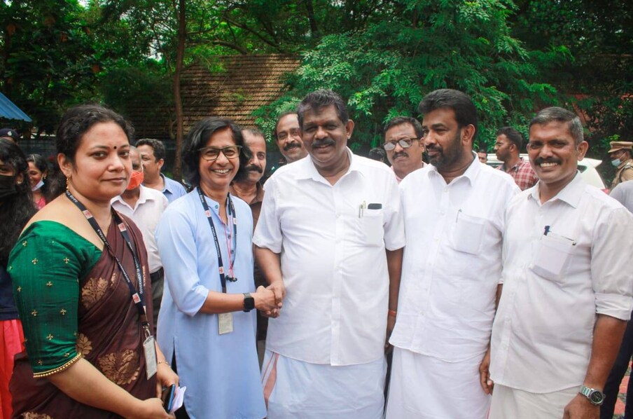  വിദ്യാർഥിനി പ്രവേശനം ഉൽസവാന്തരീക്ഷത്തിൽ സംഘടിപ്പിച്ചതിന് വിദ്യാർത്ഥികളെയും അദ്ധ്യാപകരെയും രക്ഷിതാക്കളെയും മന്ത്രി അഭിനന്ദിച്ചു.