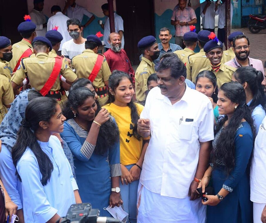  പ്ലസ് വൺ പ്രവേശനം നേടി സ്കൂളിലെത്തിയ പെൺകുട്ടികൾക്ക് ആതിഥ്യമരുളാൻ മന്ത്രി ആന്റണി രാജു സ്കൂളിൽ എത്തിയിരുന്നു. വിദ്യാർഥിനി പ്രവേശനം ചാല ഗവ. ഹയർ സെക്കൻഡറി സ്‌കൂളിന്റെ ചരിത്ര നിമിഷമാണെന്ന് അദ്ദേഹം പറഞ്ഞു.