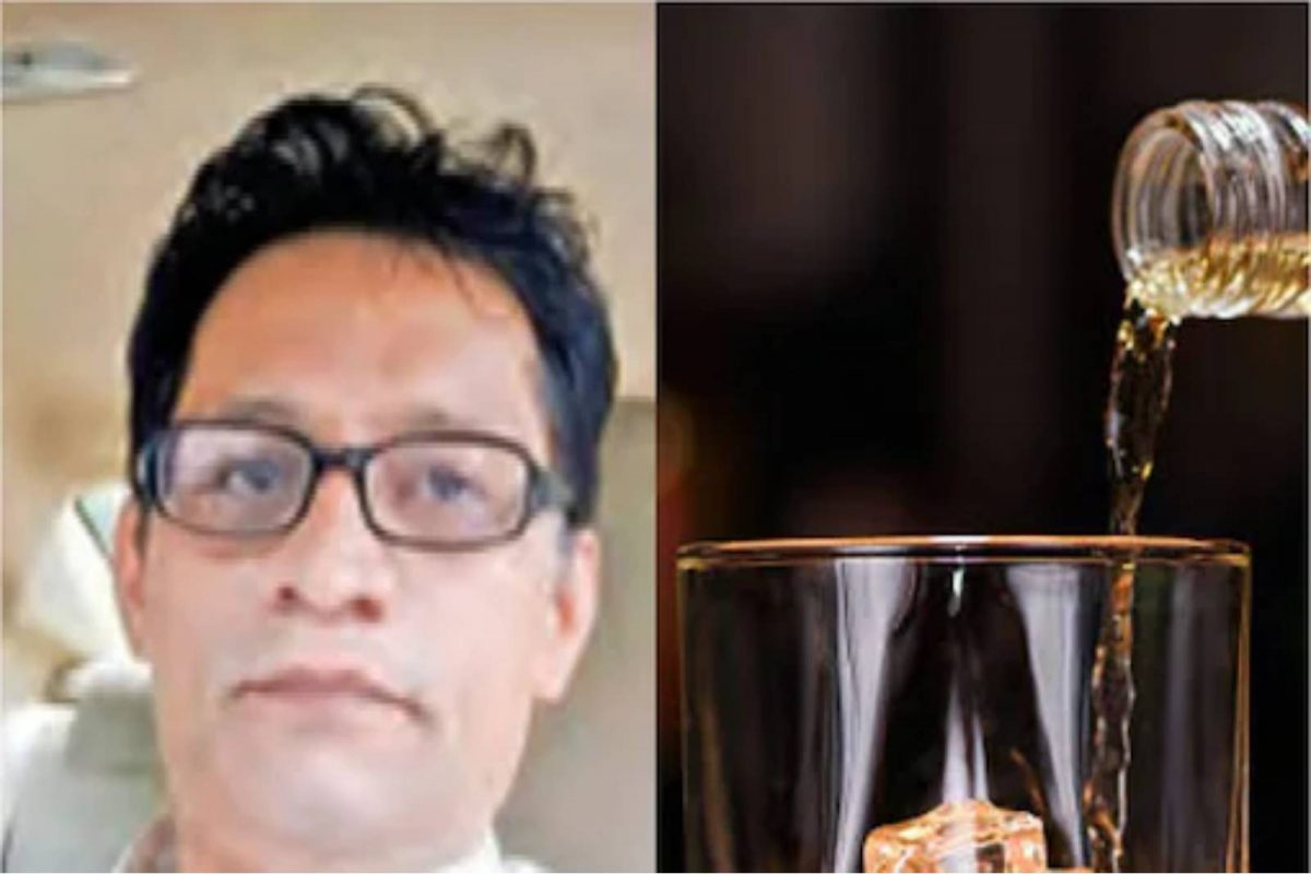 ട്യൂഷൻ എടുക്കുന്നതിനിടെ വിദ്യാർഥിനിയുടെ സമീപത്ത് ഇരിക്കാൻ ശ്രമിക്കുകയും മദ്യം കുടിക്കാൻ ആവശ്യപ്പെടുകയും ചെയ്തു